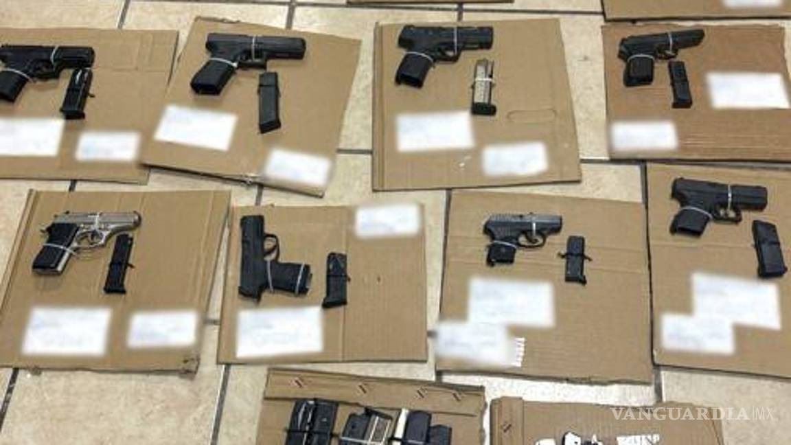 $!Durante la revisión en el área de declaración, fueron encontradas 22 armas cortas y cargadores de diversos calibres.