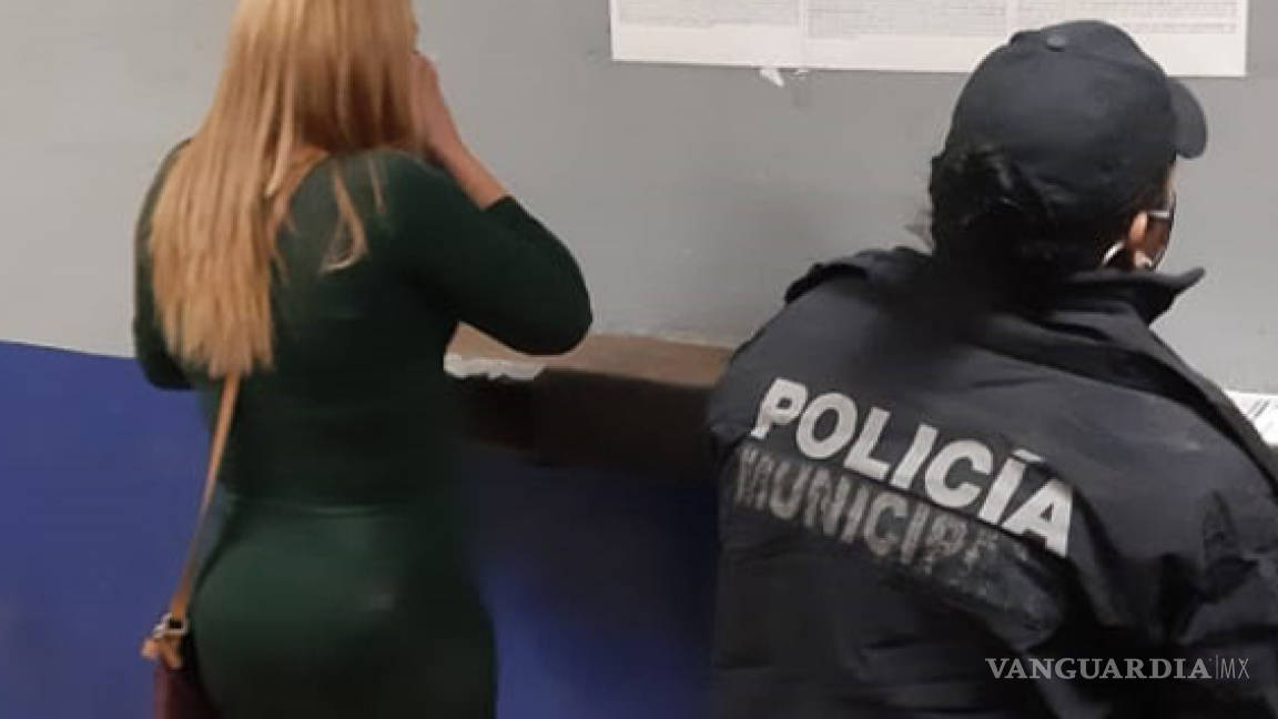 Mujer arma zafarrancho por su novio en Monclova, termina golpeada y detenida