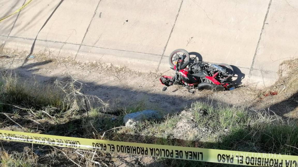 Muere motociclista al caer en canal de riego