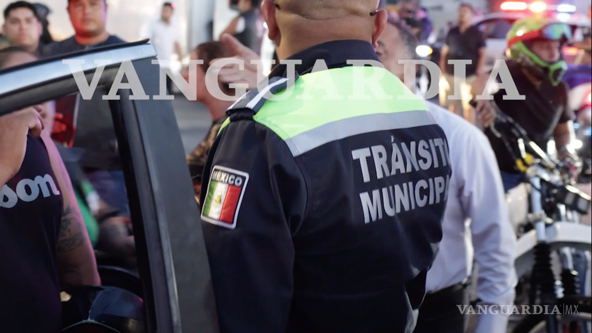 $!Policías municipales dialogaron con la conductora y le pidieron retirarse para evitar mayores conflictos durante la protesta.