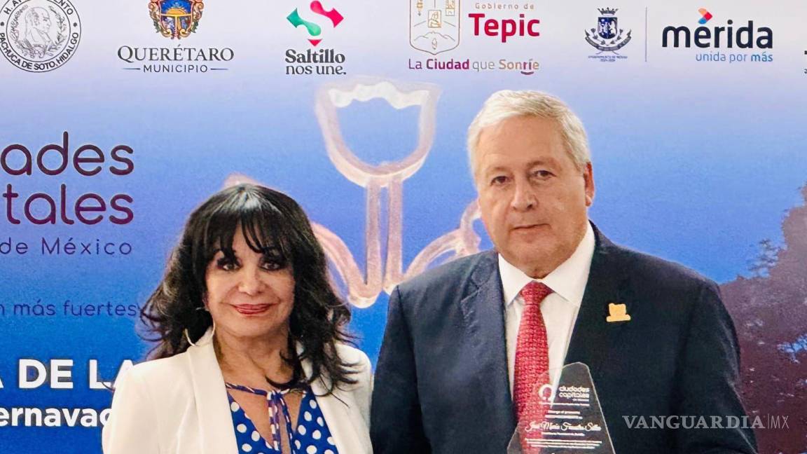 Entrega Asociación de Ciudades Capitales de México reconocimiento a Chema Fraustro, alcalde de Saltillo