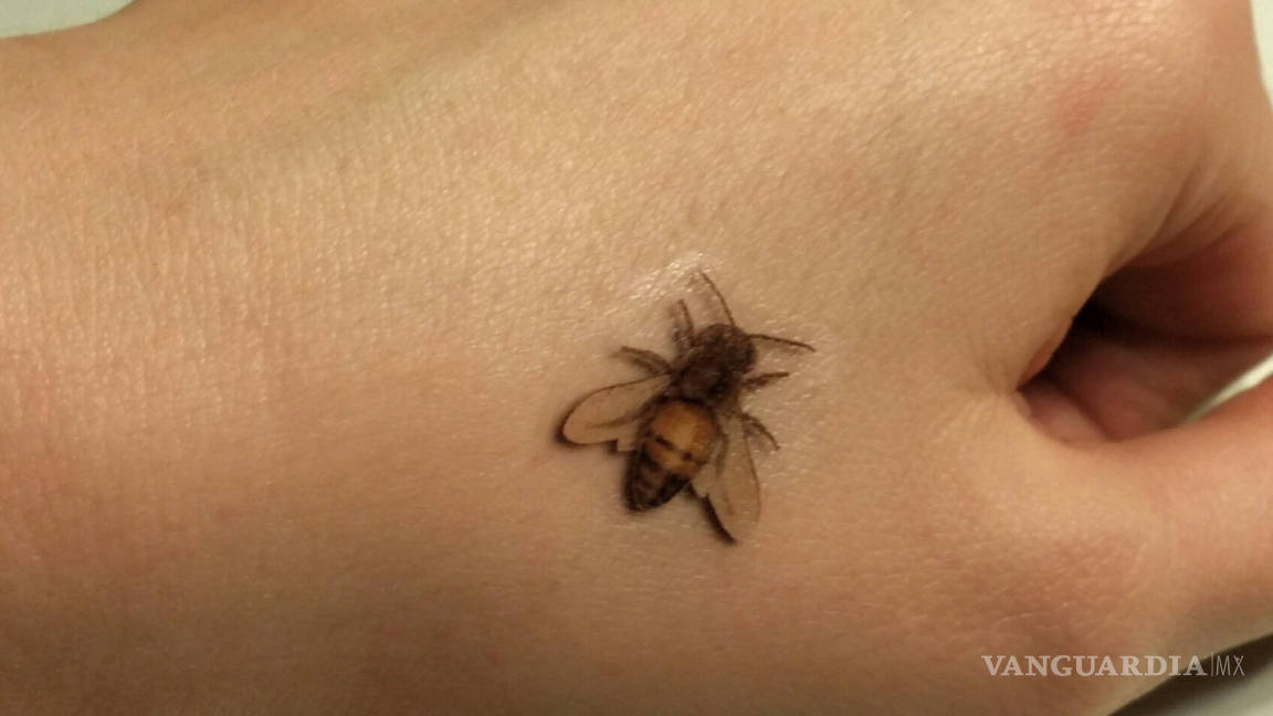 Tatuajes de abejas; muestra de solidaridad con víctimas de Manchester Arena