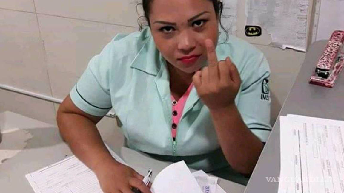 Trabajadora del IMSS le pinta el dedo a un derechohabiente; ella lo niega tras hacerse viral