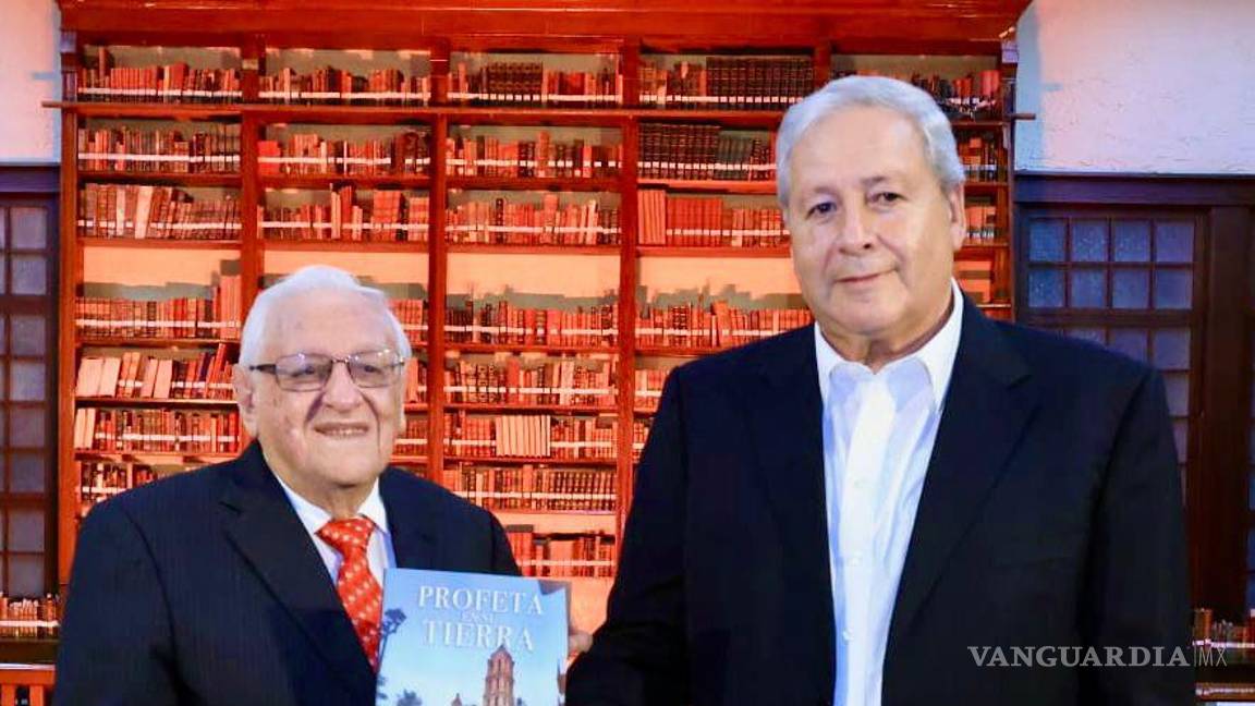 $!Durante la ceremonia, también fue presentado el libro “Profeta en su tierra”, de la autoría de Armando Fuentes Aguirre, “Catón”.