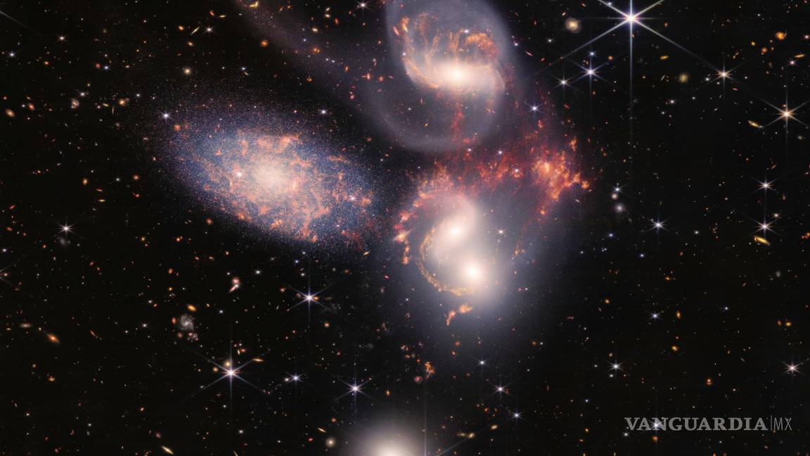 $!En la imagen el Quinteto de Stephan, una agrupación visual de cinco galaxias, bajo una nueva luz tomada por el Telescopio Espacial James Webb.