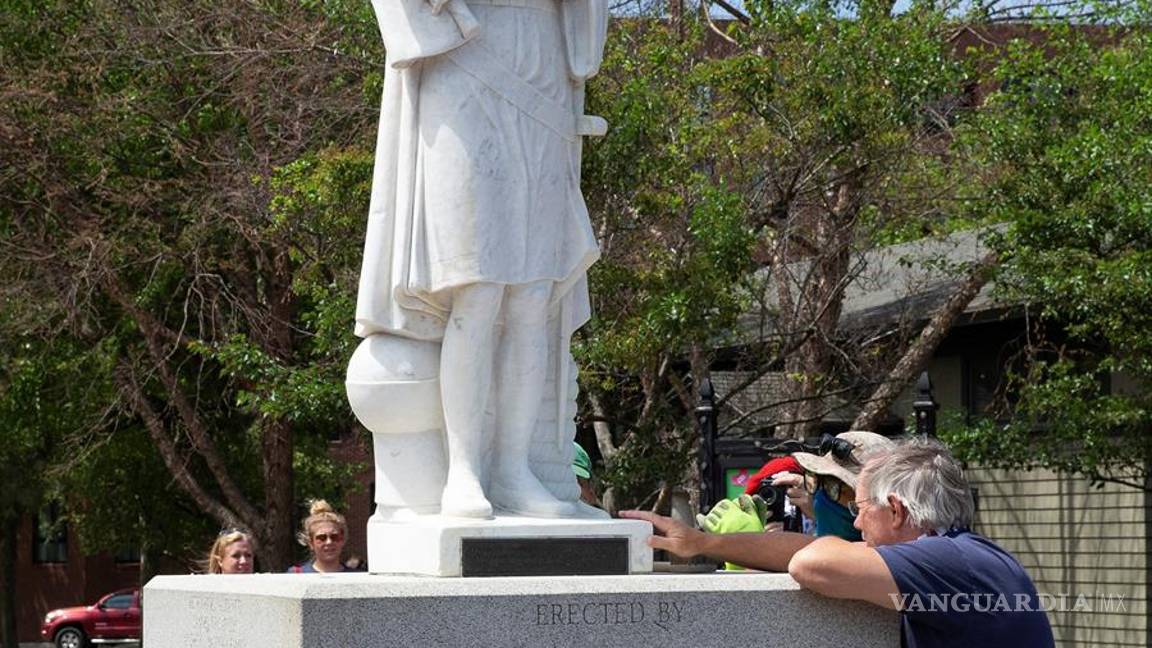 $!Monumentos y estatuas son víctimas de la ira y las protestas antirracistas en todo el mundo (fotos)