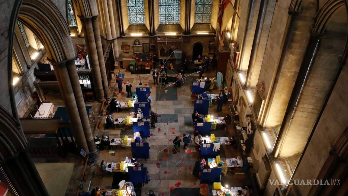 $!Músico de la Catedral de Salisbury toca música mientras reciben la vacuna contra la COVID-19