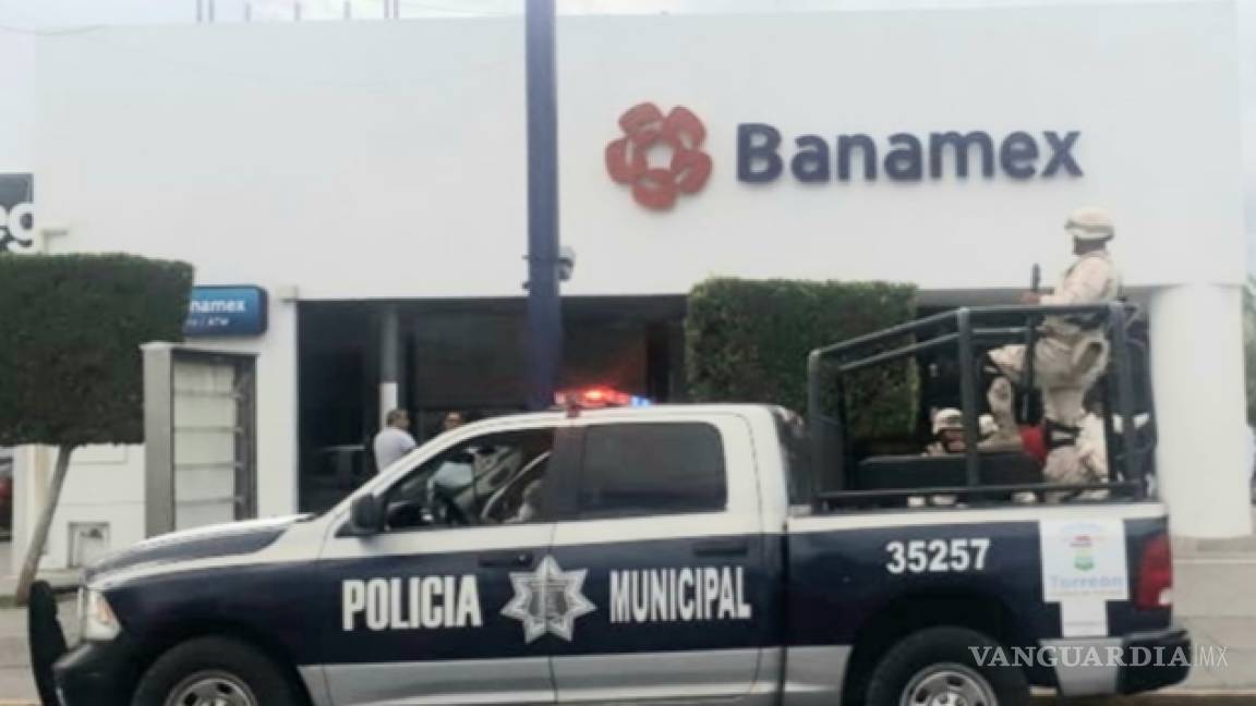 Le quitan $300 mil adentro del banco, a trabajador de tienda, en Torreón