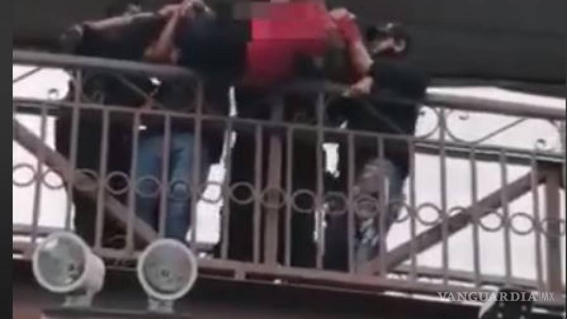 Frustran policías suicidio de joven; intentaba tirarse de un puente en Saltillo
