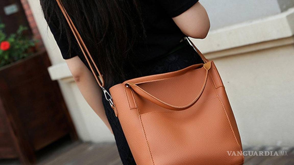 $!¡Víctimas de la moda!, mujeres cargan más de seis kilos en sus bolsas