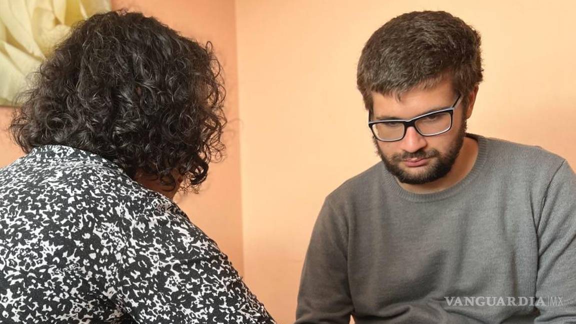 $!La especialista explica al paciente como efectuar el 'tapping' o golpeteo terapéutico.