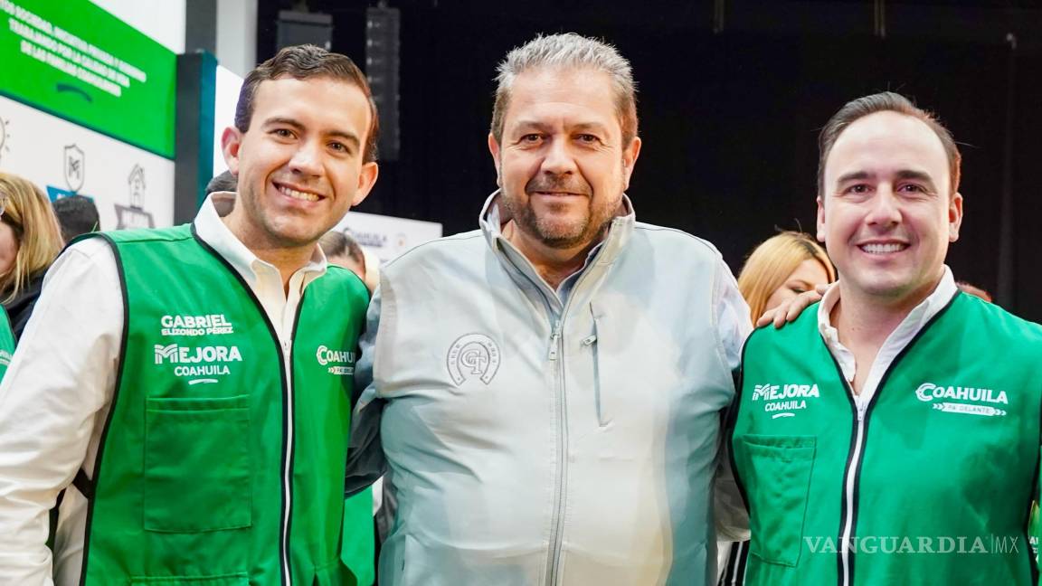 $!El alcalde de Ramos Arizpe, Tomás Gutiérrez (c), afirmó que el programa Mejora Coahuila redundará en beneficios para la ciudadanía.