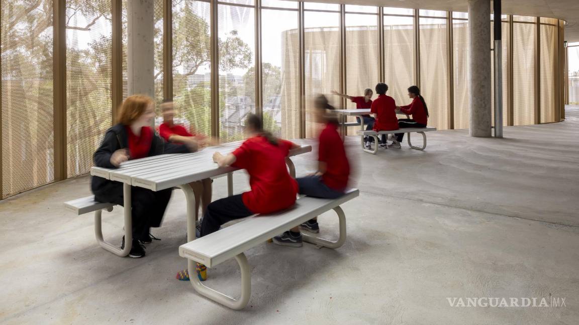 $!Grupo de estudiantes sentados en uno de los amplios espacios con ventanales corridos y ausencia de muros en la moderna escuela pública de Darlington.