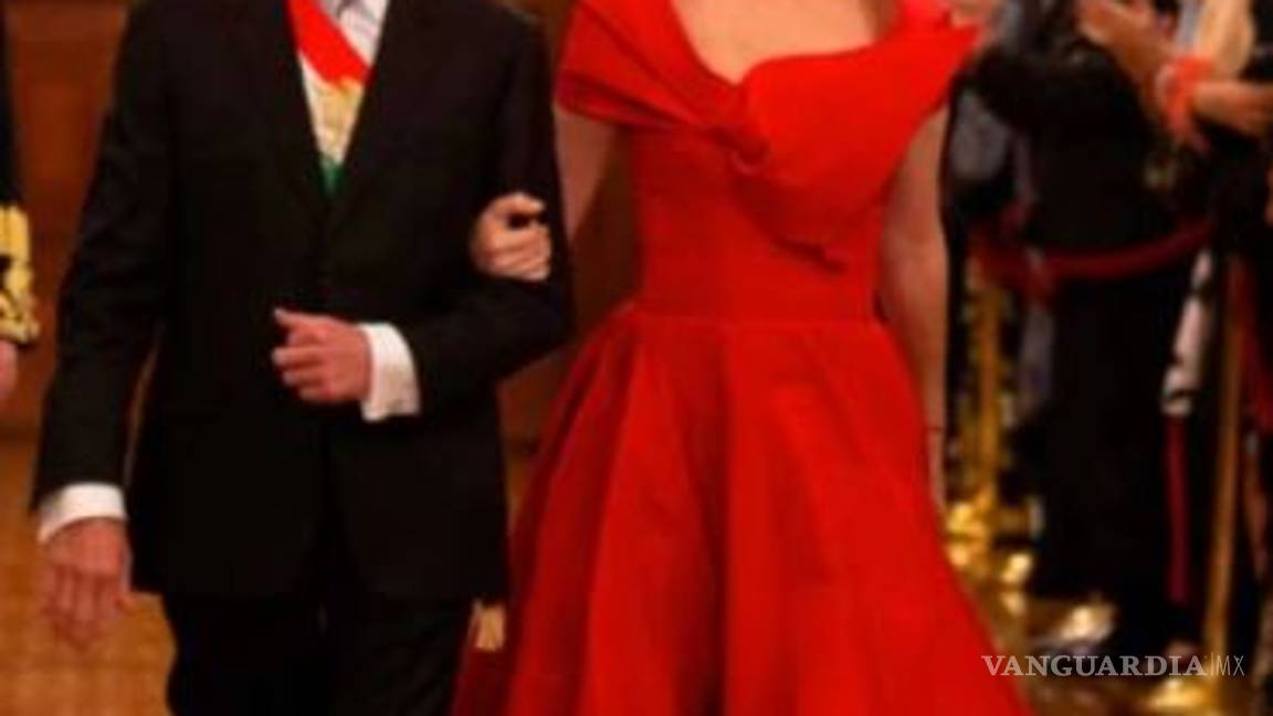 $!Beatriz Gutiérrez Müller, esposa de AMLO vs Angélica Rivera... ¿Quién gastó más dinero en vestidos para el grito de Independencia?