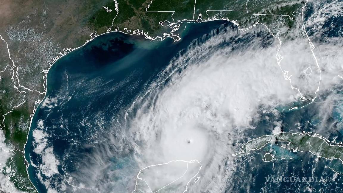 $!Fotografía satelital cedida por la NOAA) a través del NHC donde se muestra la localización del huracán Milton en el Golfo de México.