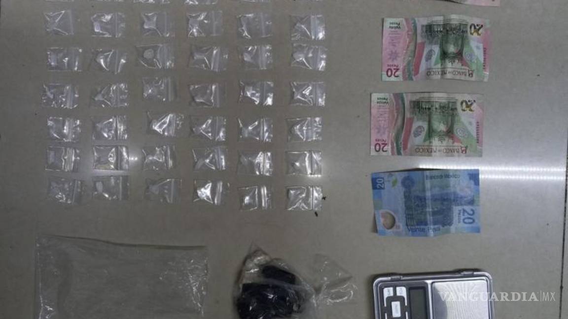 $!Al presunto se le decomisaron 42 dosis de cristal, un envoltorio de cocaína en piedra y una báscula digital