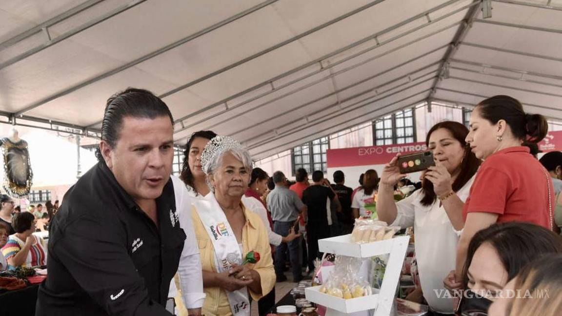 $!Más de 60 expositores de los 31 Centros Comunitarios municipales exhibieron sus productos, resultado de los cursos y talleres ofrecidos en estas instalaciones.