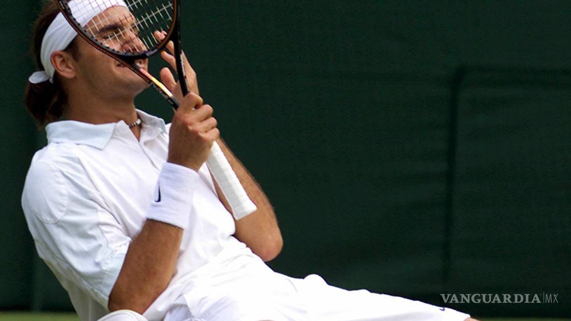 $!Roger Federer celebra después de ganar su partido de la cuarta ronda contra el Pete Sampras en Wimbledon el lunes 02 de julio de 2001.
