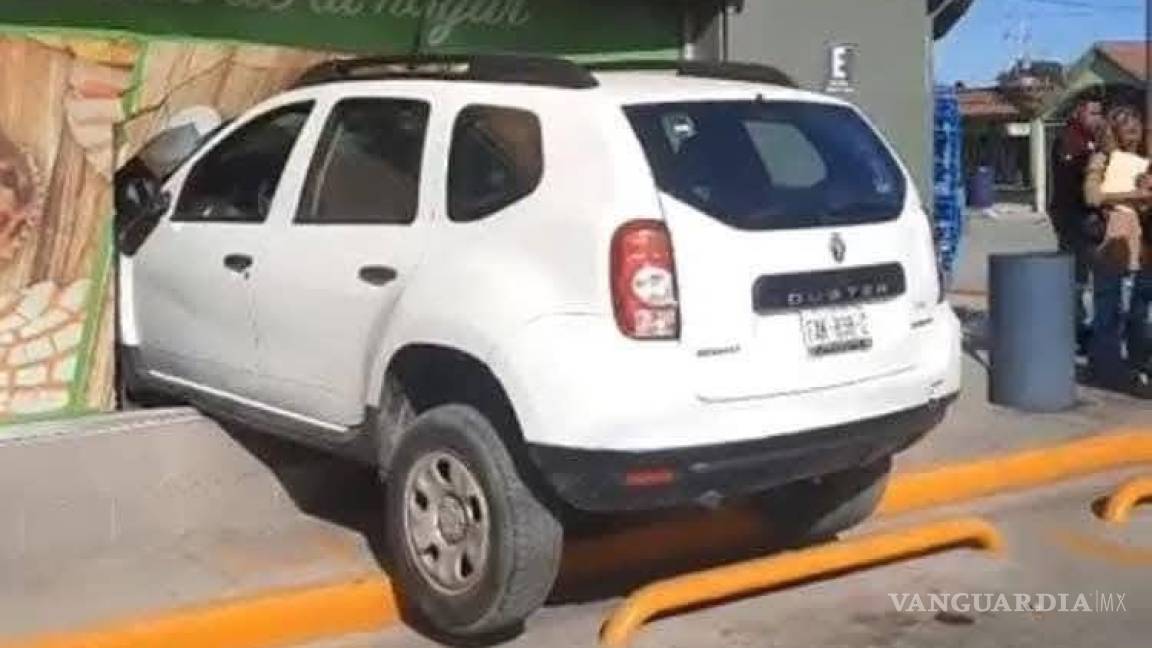 Frontera: sexagenario pierde el control de su camioneta y termina dentro de tienda