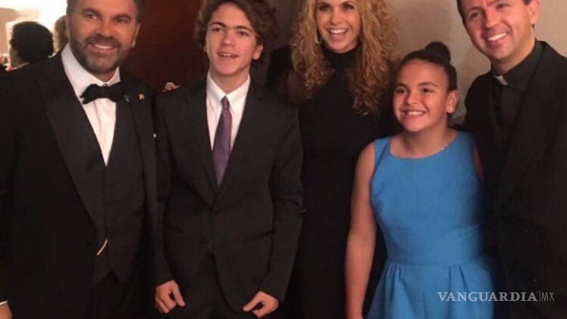 Lucero y sus hijos acompañan a Mijares durante concierto sinfónico en Bellas Artes