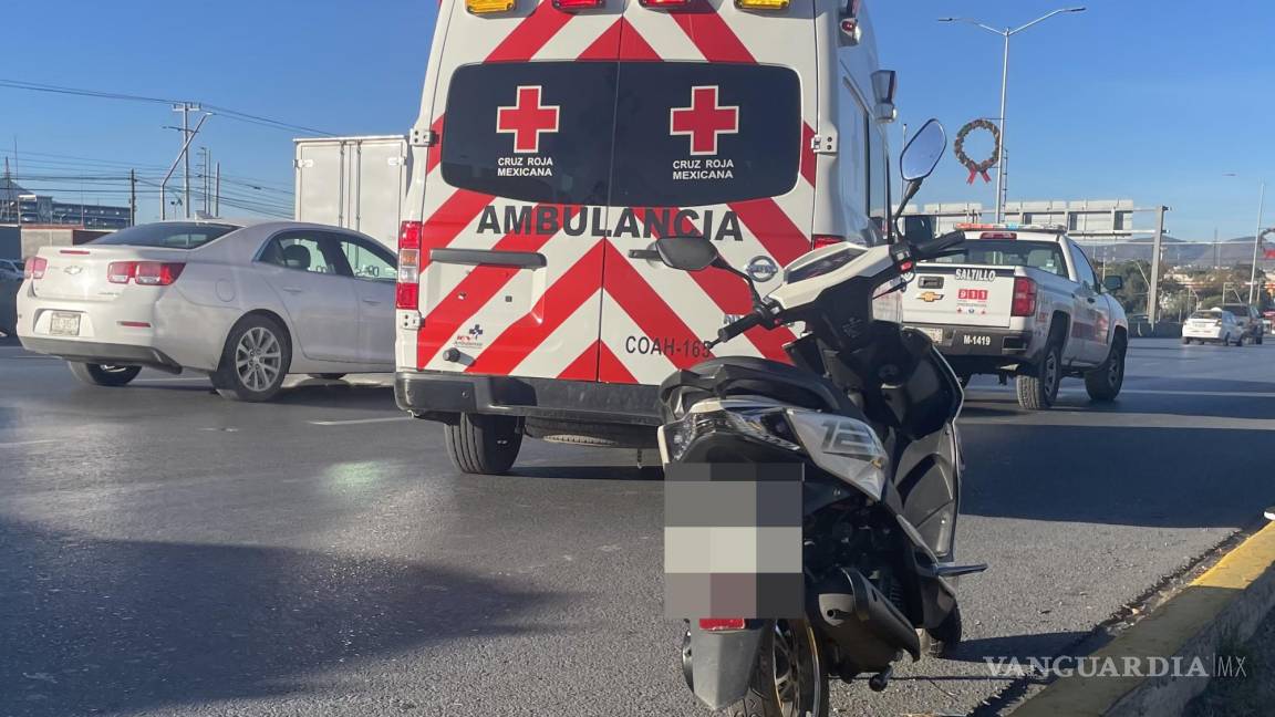 Mujer cae de la motocicleta en Fundadores y es trasladada a hospital de Saltillo