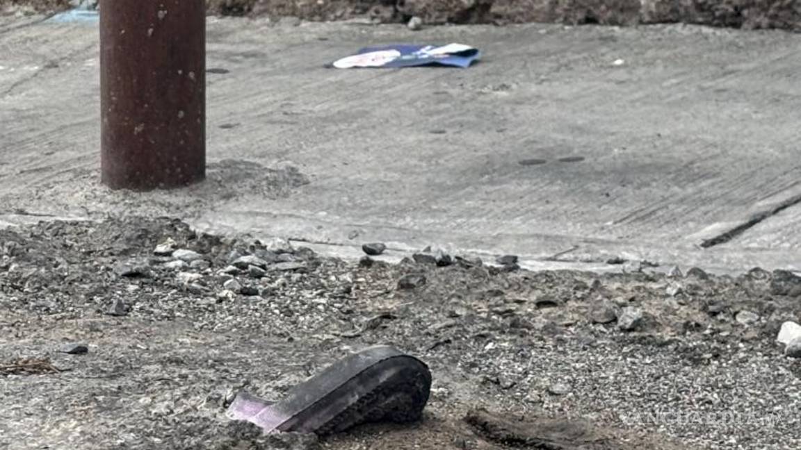 $!El calzado de una vecina permanece incrustado en el concreto derramado por la revolvedora, símbolo del abandono oficial y del dolor que aún persiste en la zona afectada.