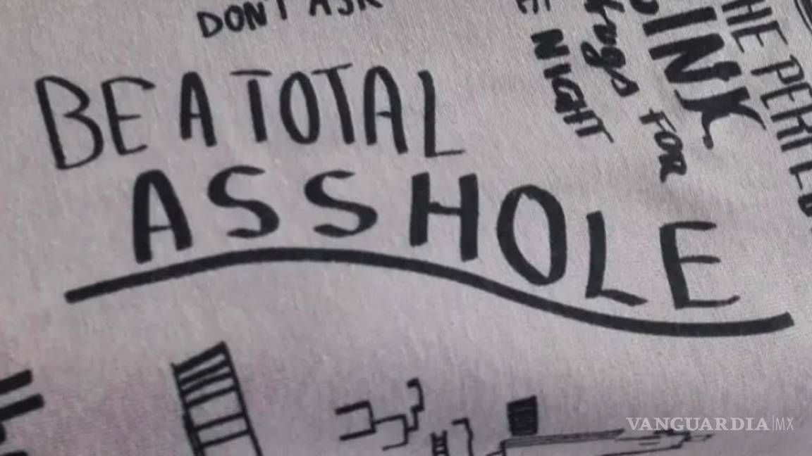 $!'Cuidado con el Perro' vende playeras... ¡con manual para violar mujeres!