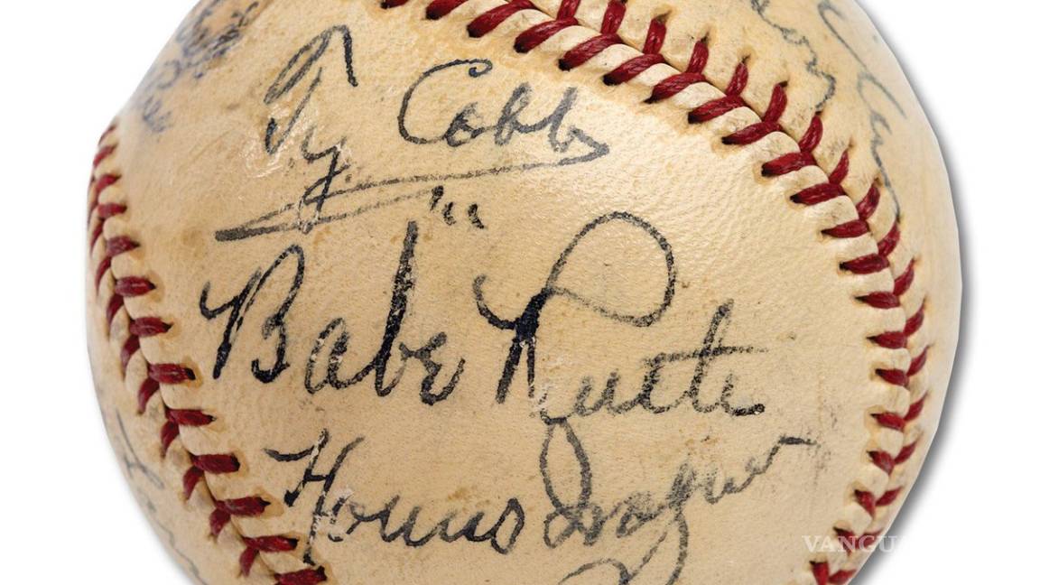 El precio récord de una pelota de béisbol firmada por 11 Salón de la Fama