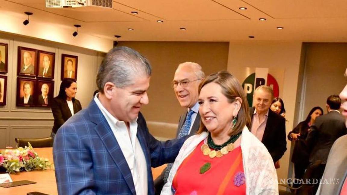 $!El gobernador de Coahuila, Miguel Ángel Riquelme, saluda a la abanderada del FAM, Xóchitl Gálvez, en la sede nacional del PRI