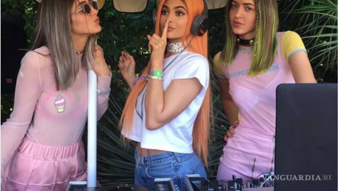 $!Famosos llegan a Coachella: Chécate sus looks