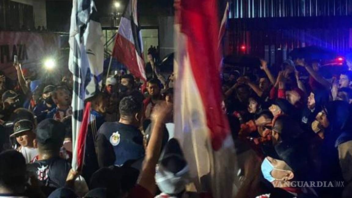 Afición reciben a Chivas en el Aeropuerto, previo al Clásico Nacional