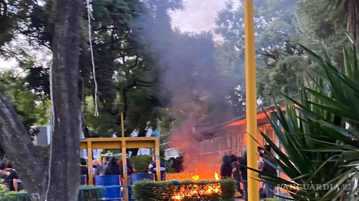Encapuchados asaltan y queman plantel de la UNAM; levantarán denuncias penales