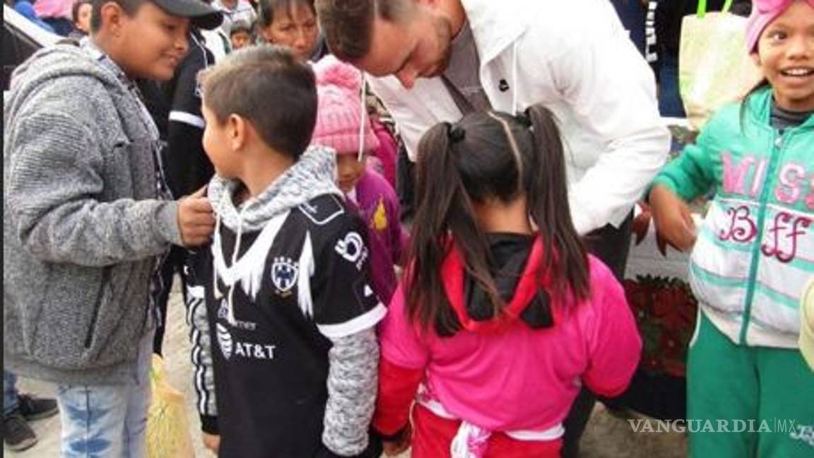 $!Vincent Janssen aprovecha tiempo libre para entregar despensas en Monterrey