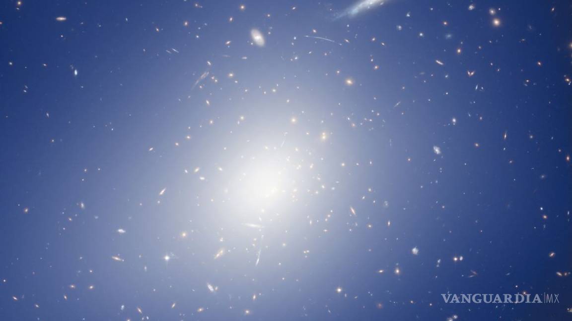 NASA muestra cúmulo de galaxias con masa de dos mil billones de soles