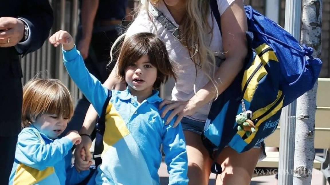 Shakira va 'casi desnuda' al colegio de sus hijos