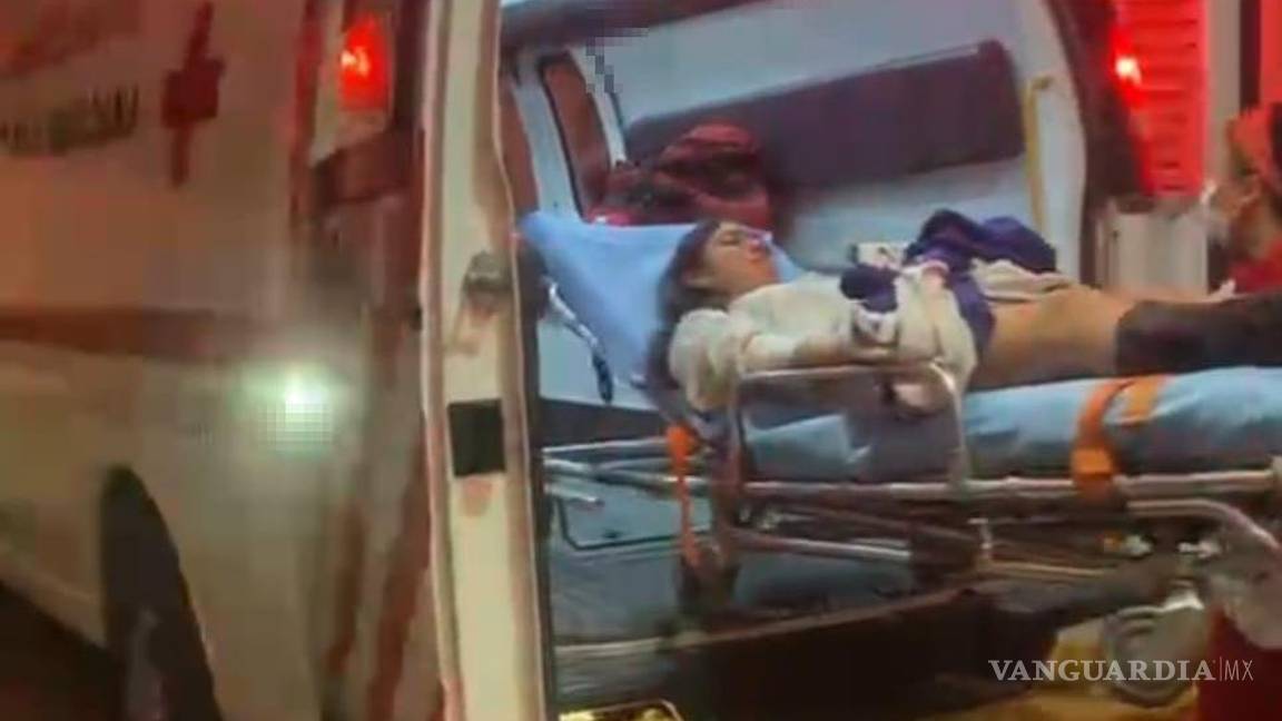 $!Los paramédicos trasladaron a los heridos al hospital, quienes presentan lesiones menores.