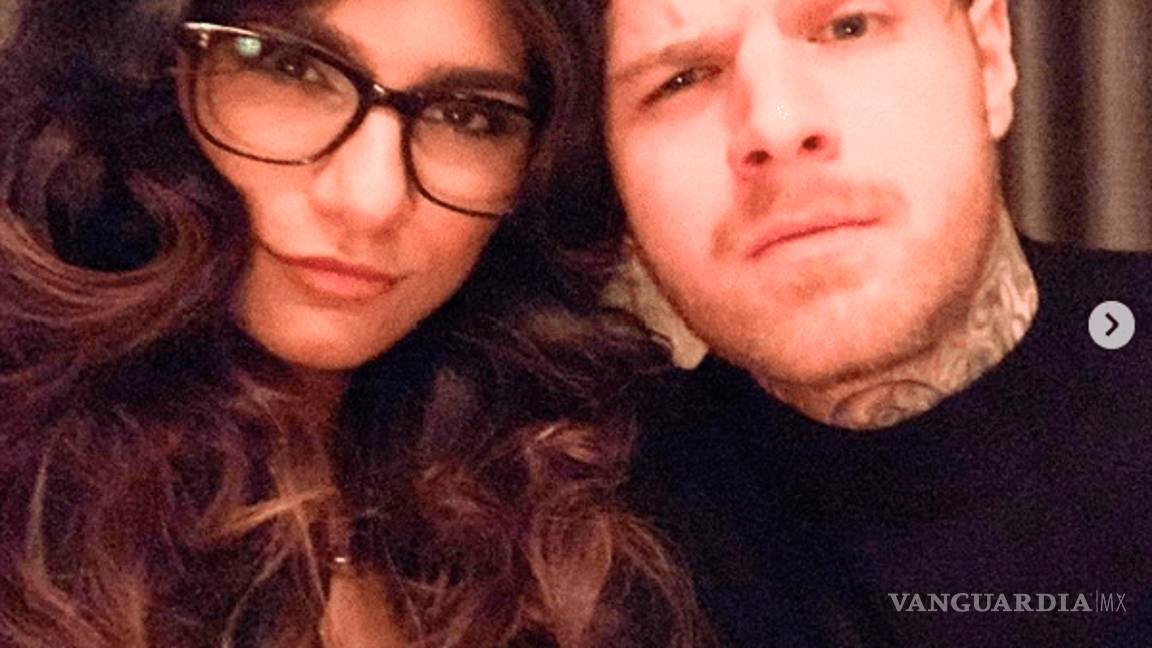 $!¡La ex porno estrella Mia Khalifa se casa!, y ya presume el anillo