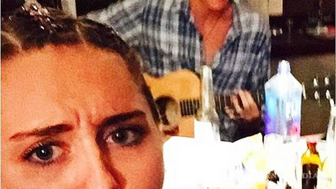 $!Miley Cyrus explota contra quienes la critican por su noviazgo con Cody Simpson