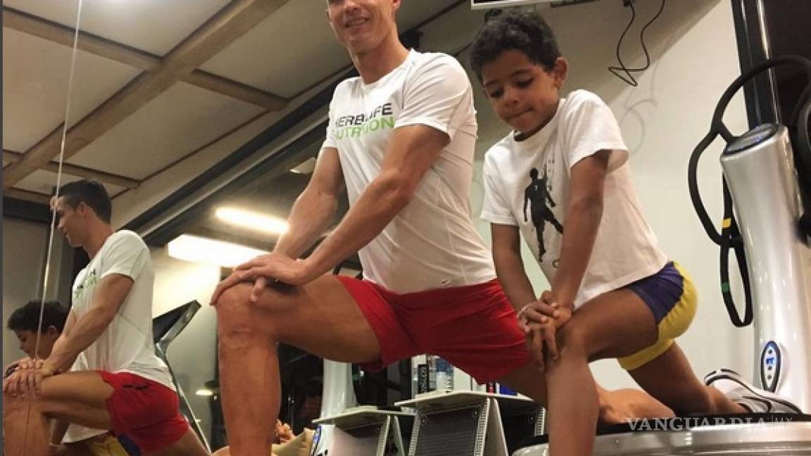 Cristiano Ronaldo entrenando a su hijo