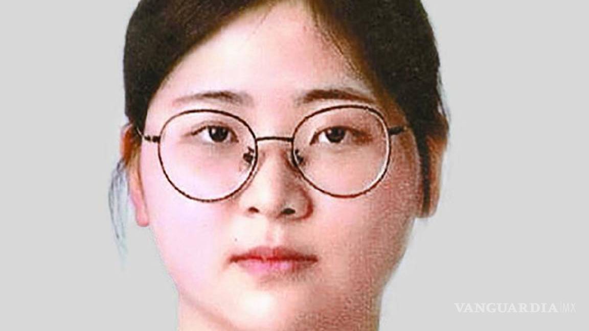 $!Adquirió un uniforme escolar en línea y se disfrazó de estudiante, haciéndose pasar por su ficticia hija