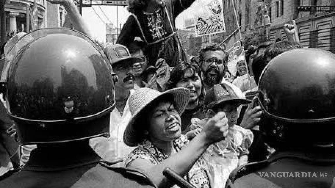 $!López Obrador recordó a la activista saltillense Rosario Ibarra de Piedra durante algunas de las manifestaciones y protestas que organizaron durante los años 90