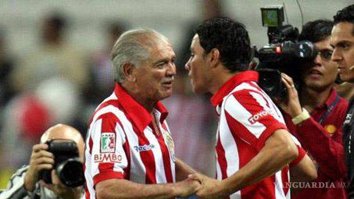$!Dos generaciones doradas: Don Salvador Reyes y el máximo goleador del Rebaño, Omar Bravo.