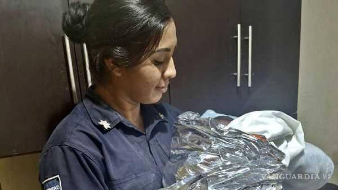 Ayudan Policías de Torreón a mujer en labor de parto y traen al mundo a bebé