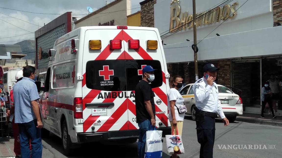 Taxi atropella a mujer en Zona Centro de Saltillo; la dejan sin atención médica por falta de seguro