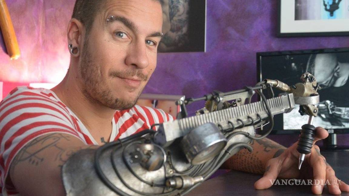 Tatuador sin brazo sigue trabajando con prótesis (video)