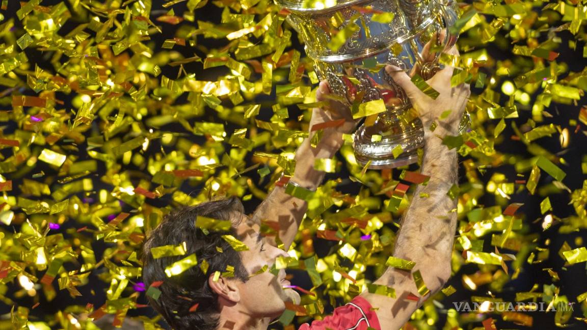 $!Roger Federer de Suiza aplaude después de ganar su décimo título en el torneo de tenis Swiss Indoors en St. Jakobshalle en Basilea, Suiza, el 27 de octubre de 2019.