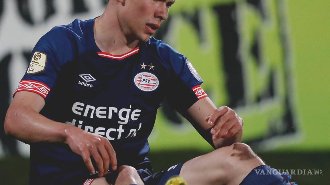 $!¡Se encienden las alarmas! Hirving 'Chucky' Lozano sale en camilla en juego del PSV