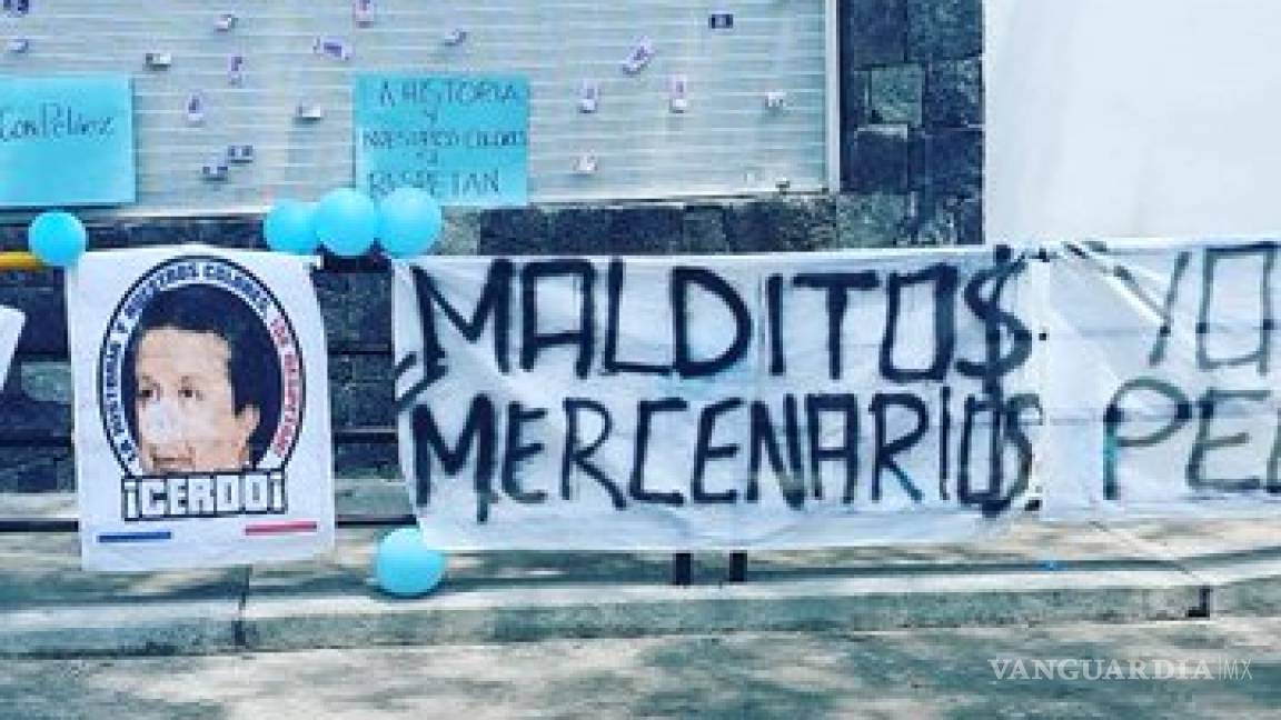 Aficionados del Cruz Azul protestan afuera de sus instalaciones
