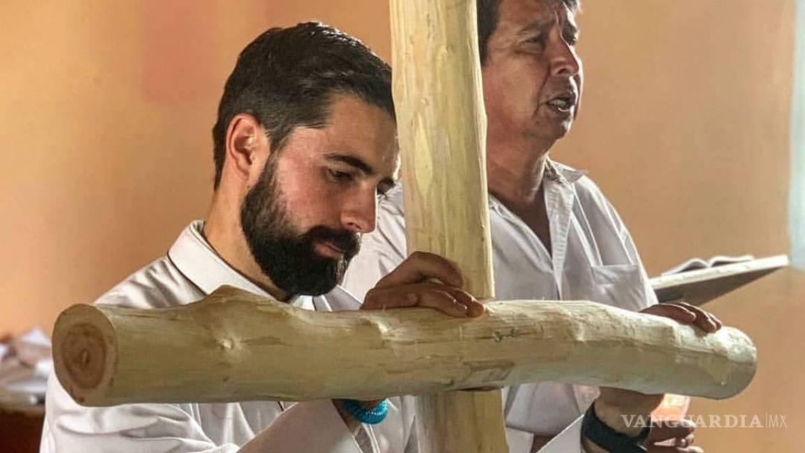 El es Gustavo Godínez... el 'guapo' sacerdote mexicano que enciende las redes sociales (videos y fotos)