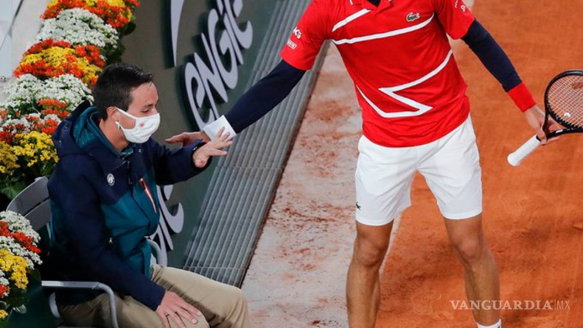 Djokovic dio un pelotazo a un juez de línea en Roland Garros